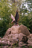 Скульптура Орла в парке